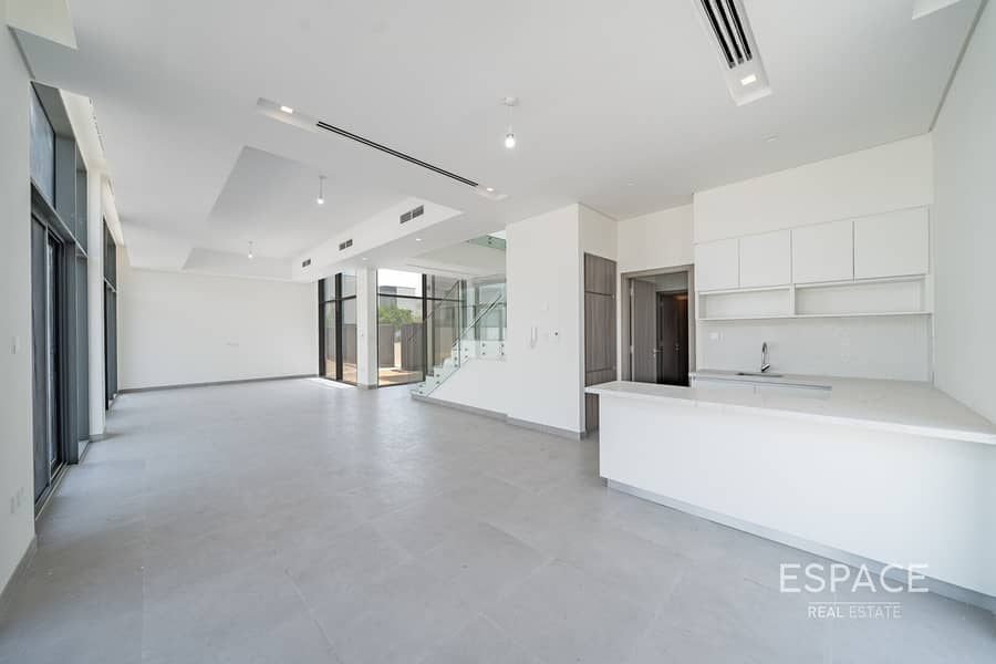 5 Beds plus Maids| Big Plot | Corner Plot