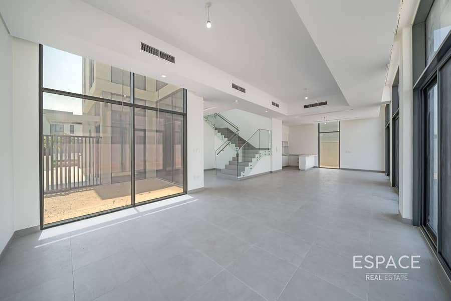 5 Beds plus Maids| Big Plot | Corner Plot