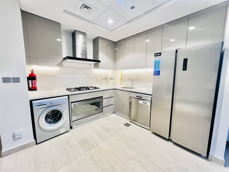 Boulevard View // Huge Size 3-bhk Just 130k 1 Cheque 140k 3 Cheques & Kitchen Appliances