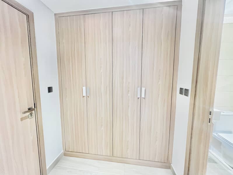 Boulevard View // Huge Size 3-bhk Just 130k 1 Cheque 140k 3 Cheques & Kitchen Appliances