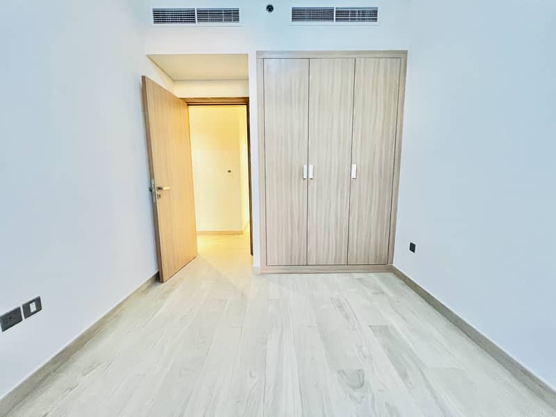 Boulevard View // Huge Size 3-bhk Just 130k 1 Cheque 140k 3 Cheques & Kitchen Appliances - Image 10