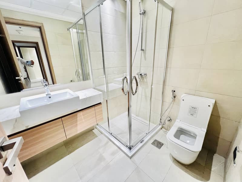 Boulevard View // Huge Size 3-bhk Just 130k 1 Cheque 140k 3 Cheques & Kitchen Appliances - Image 9