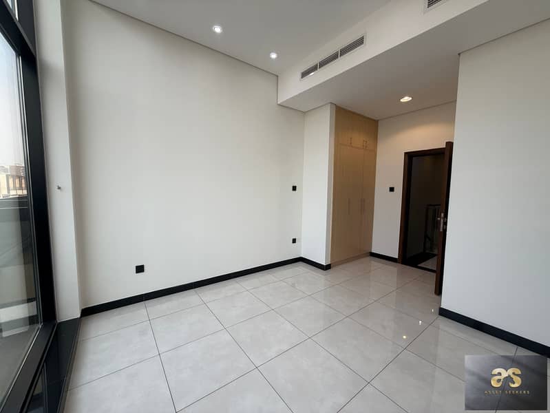 SINGLE ROW | MASSIVE | PARK FACING | VASTU