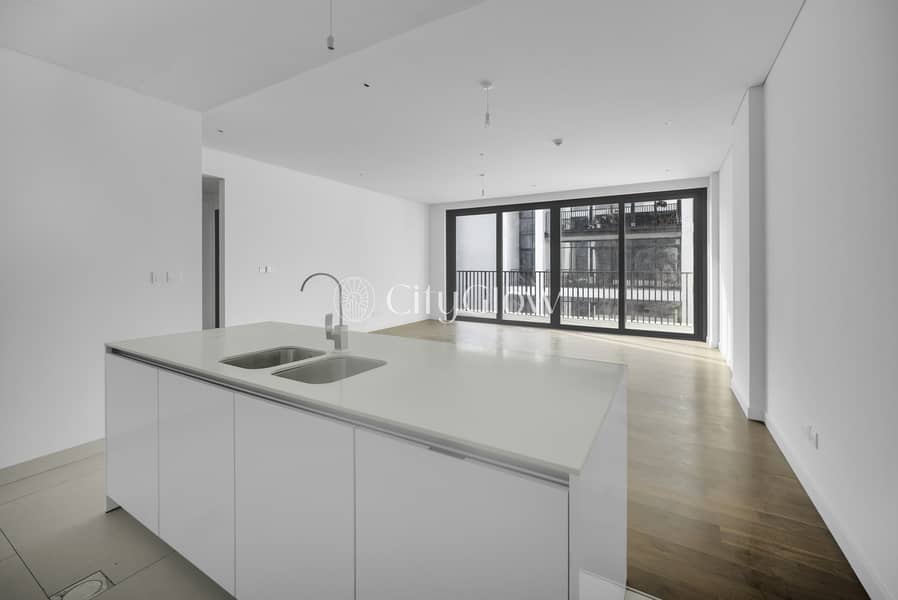 Modern Urban Retreat 1 Bed With Pool View Balcony