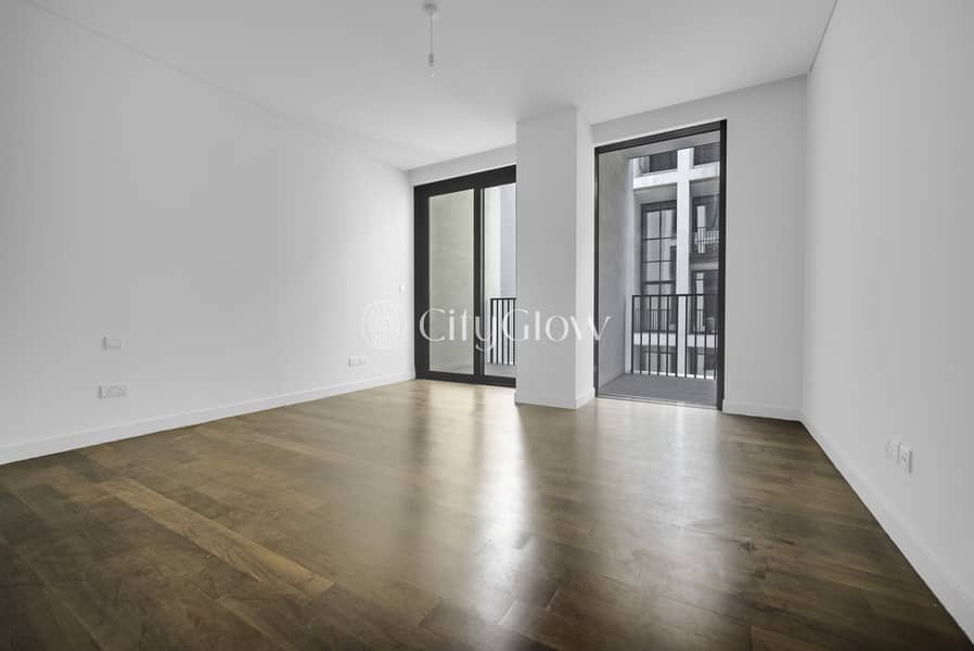 Modern Urban Retreat 1 Bed With Pool View Balcony - Image 8