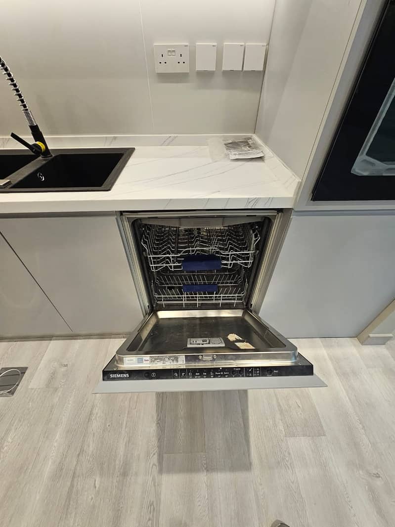 Fully Upgraded 1BR | Vacant | Prime Location - Image 12