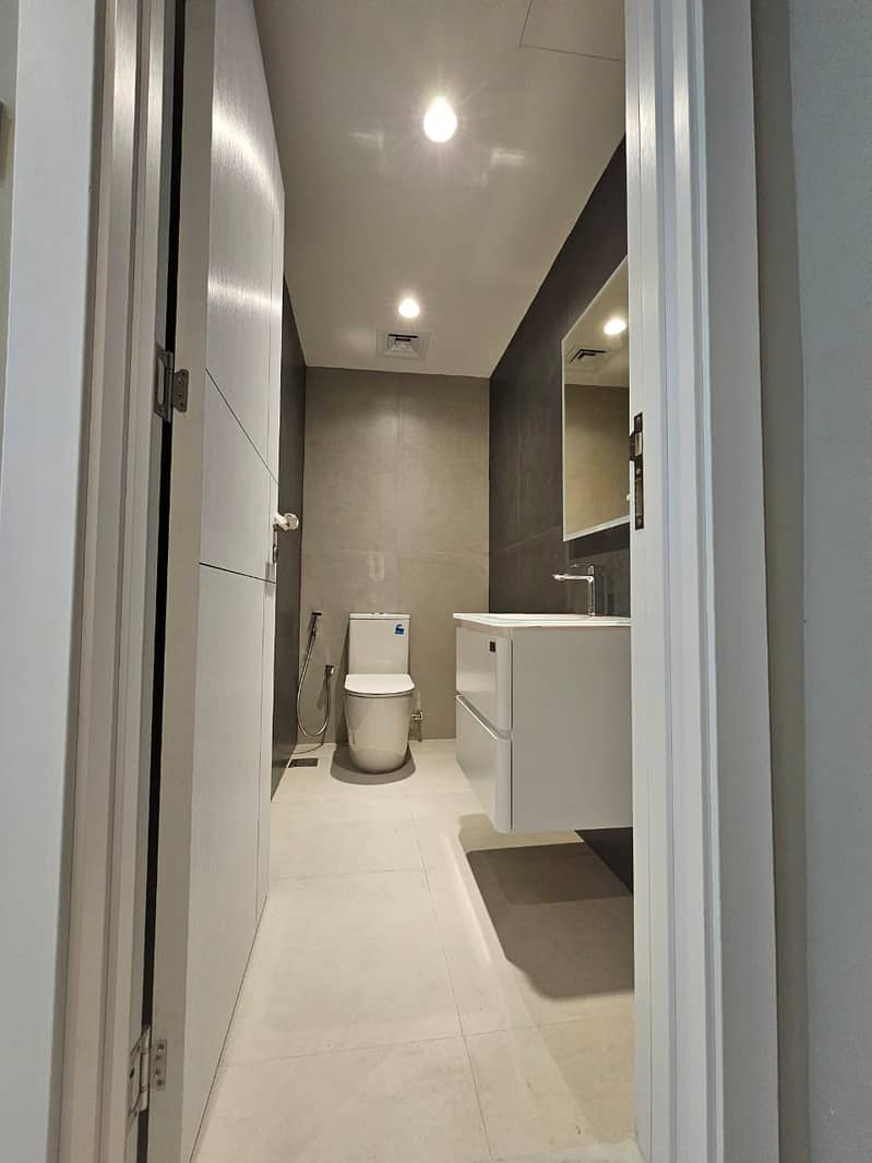 Fully Upgraded 1BR | Vacant | Prime Location - Image 19