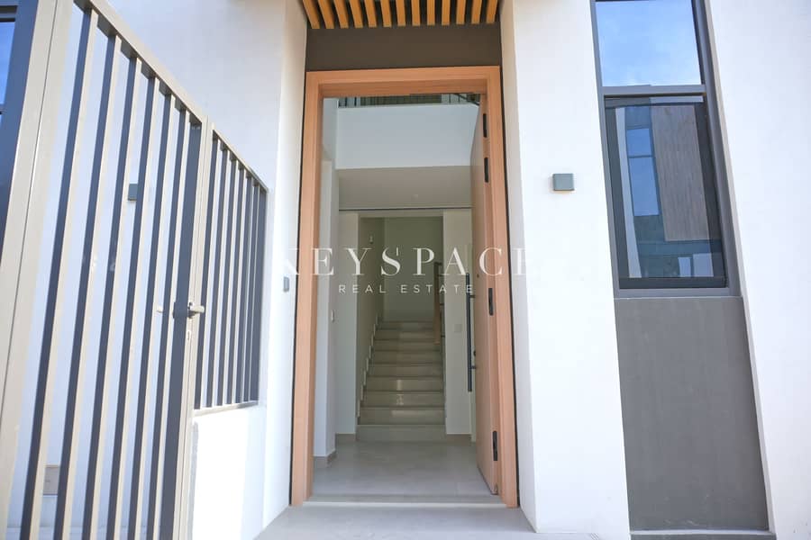 ELEGANT 4BR VILLA l G + 1 FLOOR l BRAND NEW l SINGLE ROW