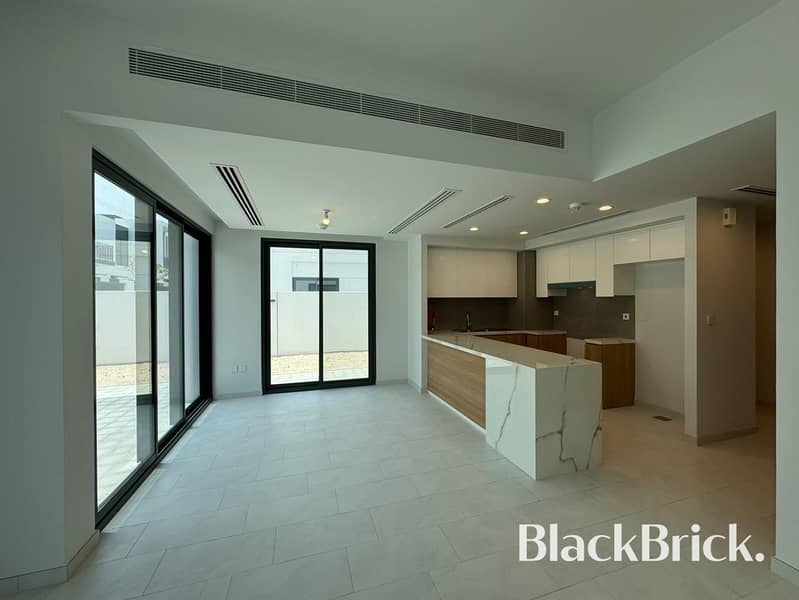 Poolside Family Home | Premium amenities