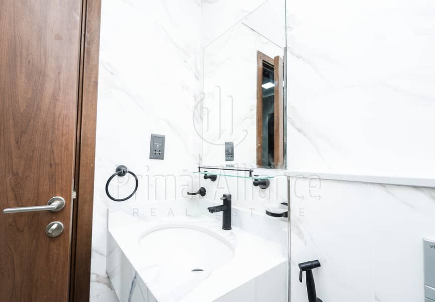 New Fully Furnished | Upgraded | Middle Floor - Image 12