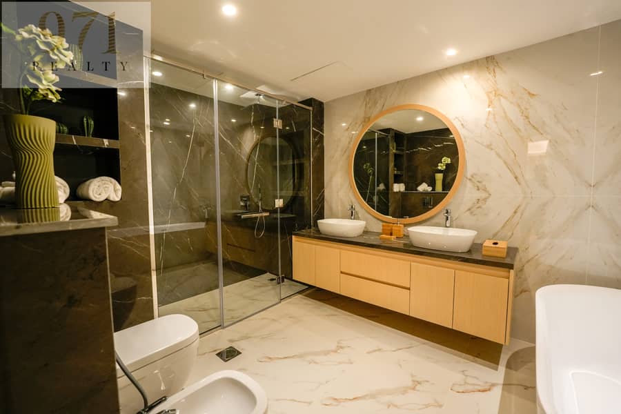 Magnificently Furnished | 5-BR Penthouse | Marina Skyline Views - Image 31