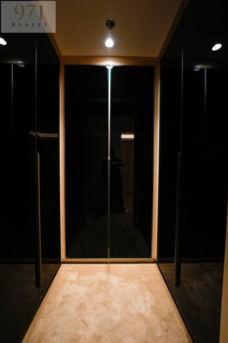 Magnificently Furnished | 5-BR Penthouse | Marina Skyline Views - Image 35