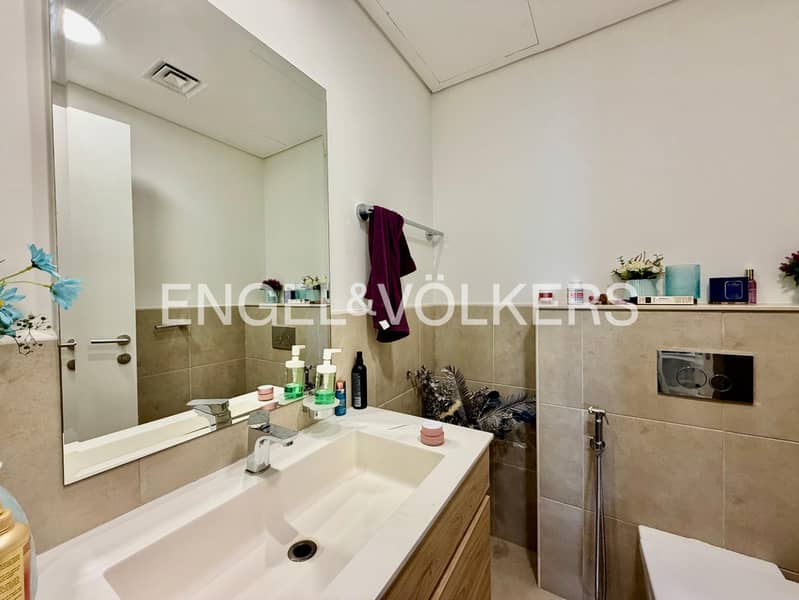 Skyline View | Upgraded | Unfurnished Option - Image 9