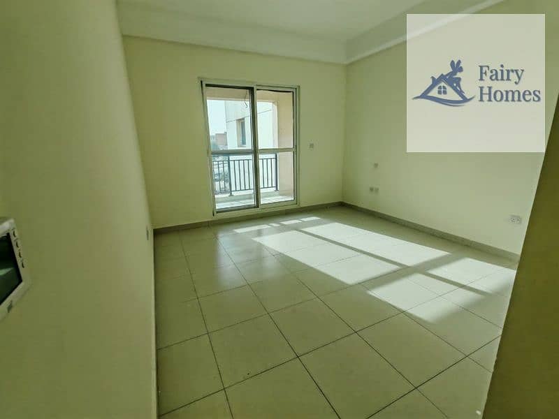 Spacious Layout | Prime Location | Vacant - Image 7