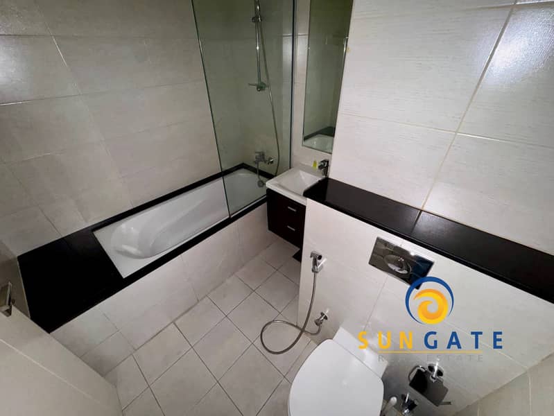 Fully Furnished , Located on the Park , Vacant Now - Image 9