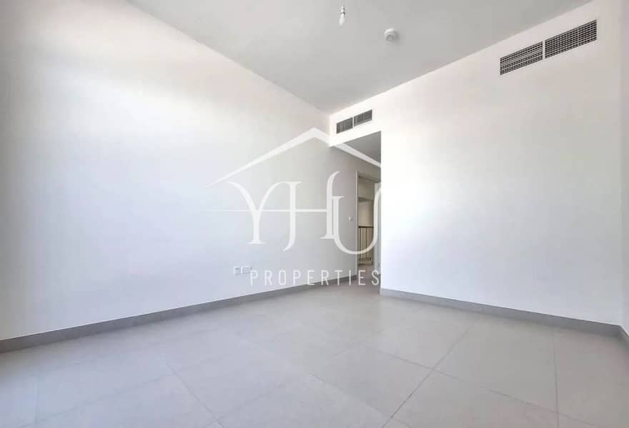 Modern 4BR Villa | Beach Access | Prime Location - Image 12