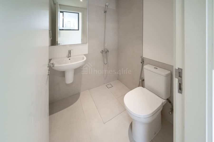 Park Facing 3BR | Single Row | Big Layout - Image 15