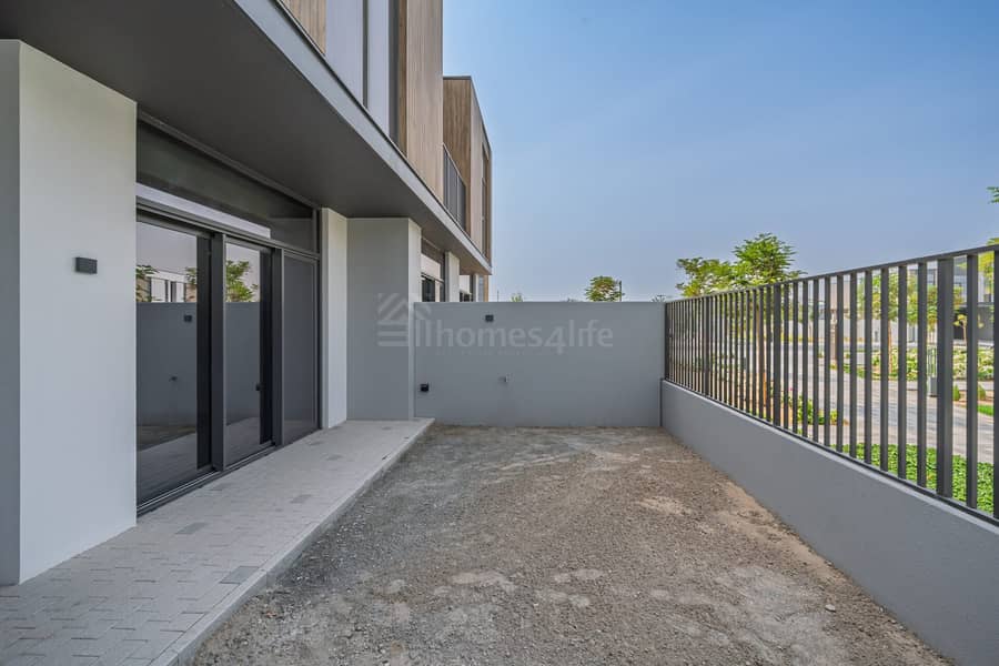 Park Facing 3BR | Single Row | Big Layout - Image 16