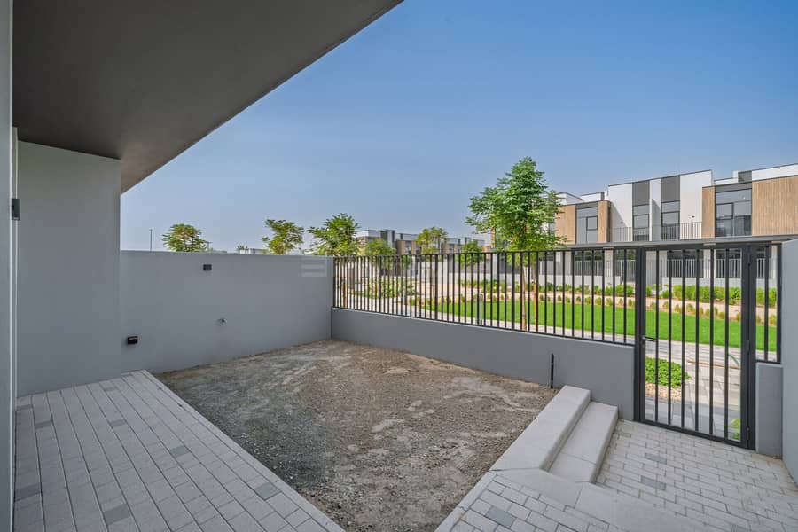 Park Facing 3BR | Single Row | Big Layout - Image 17