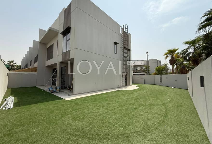 Vacant | Upgraded | Spacious Layout