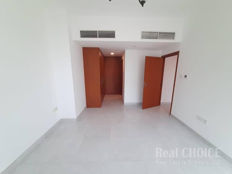 Skyline Haven| Spacious 3-Bedroom | Prime Location - Image 6