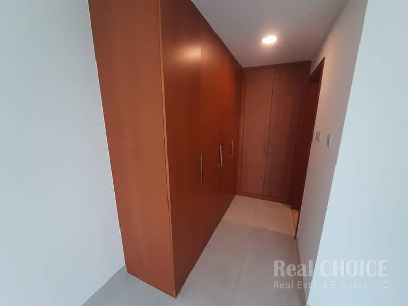 Skyline Haven| Spacious 3-Bedroom | Prime Location - Image 9