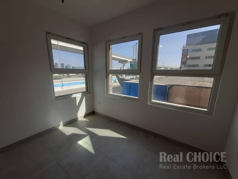 Skyline Haven| Spacious 3-Bedroom | Prime Location - Image 15