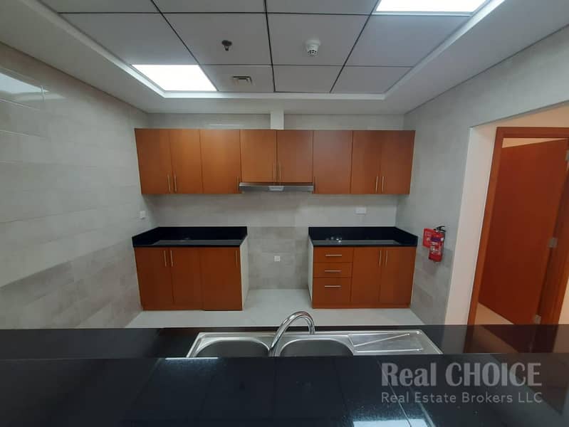 Skyline Haven| Spacious 3-Bedroom | Prime Location - Image 19