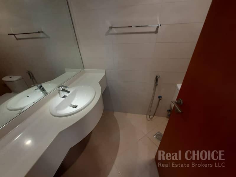 Skyline Haven| Spacious 3-Bedroom | Prime Location - Image 20