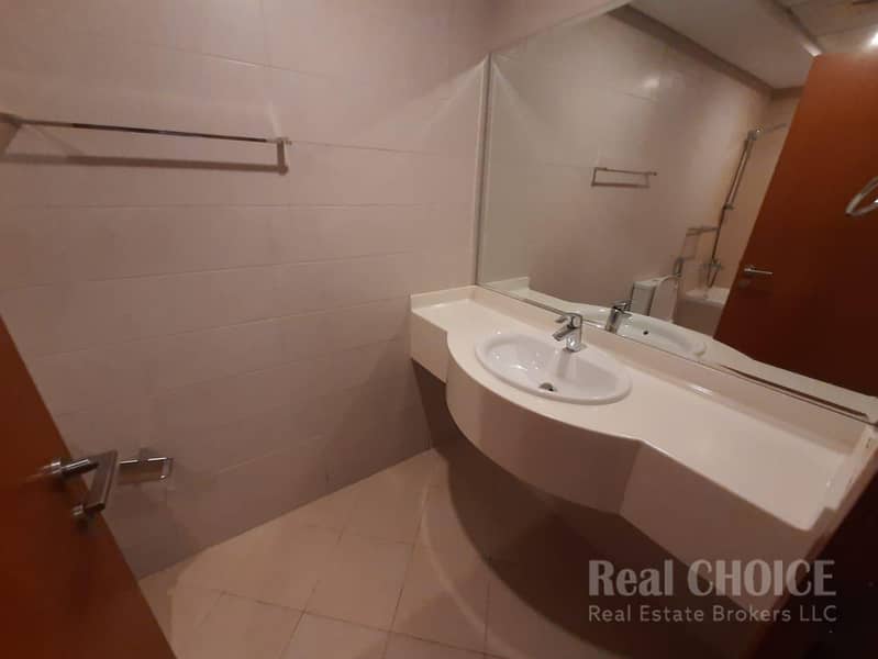 Skyline Haven| Spacious 3-Bedroom | Prime Location - Image 22