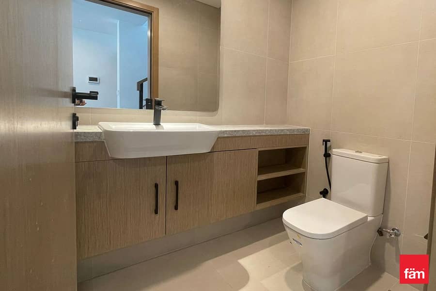 Brand New | Spacious Layout | Single Row | Vacant - Image 10