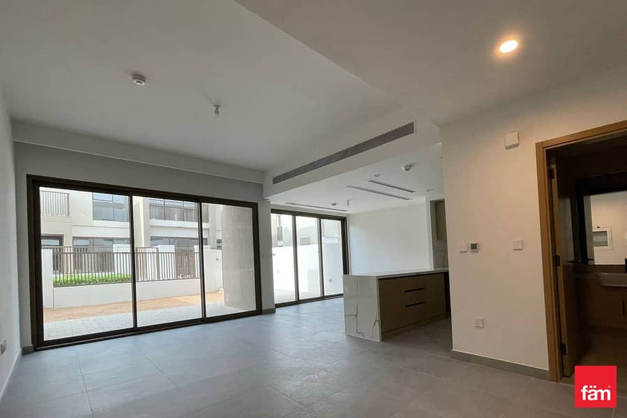 Brand New | Spacious Layout | Single Row | Vacant - Image 11