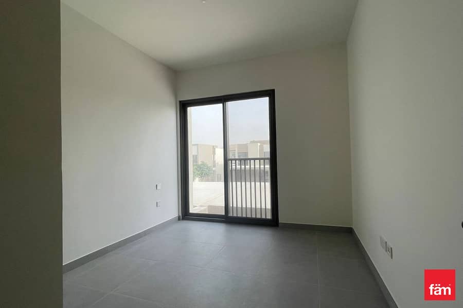 Brand New | Spacious Layout | Single Row | Vacant - Image 12