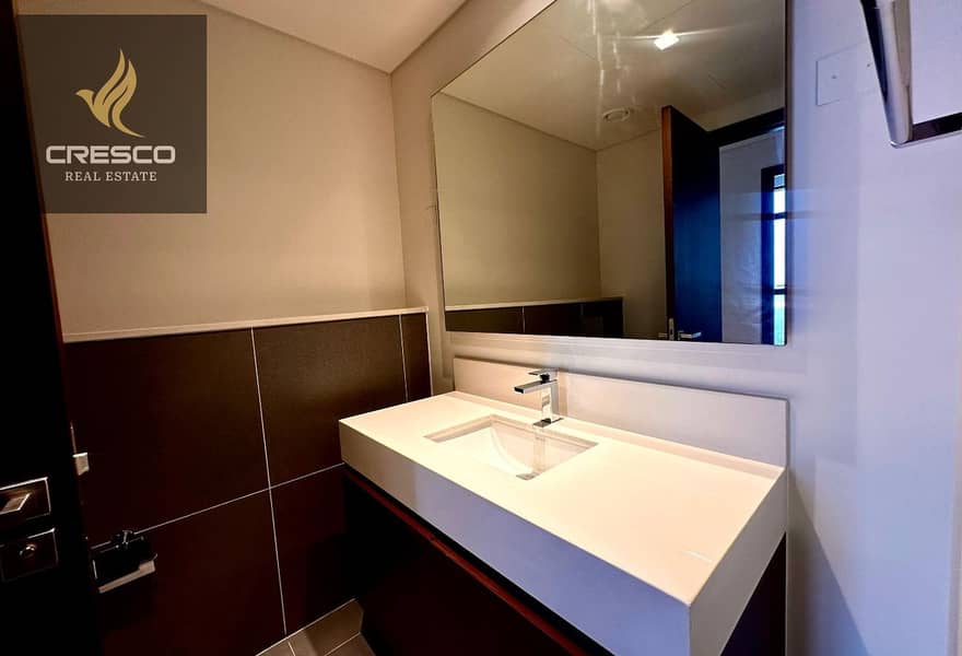 Elegant Unit | Creek Views | Prime Location - Image 17