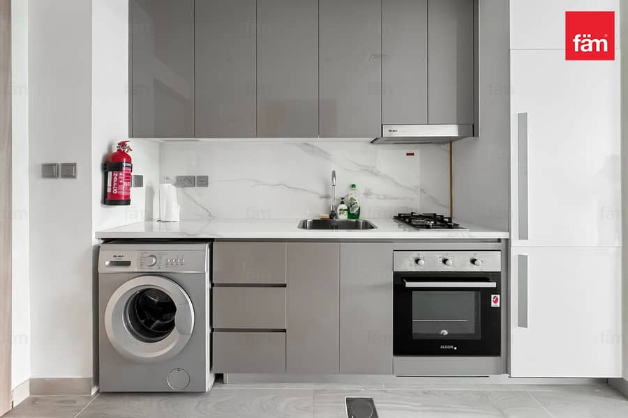 Bright Studio with Appliances. Chiller Free