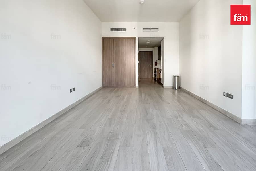 Bright Studio with Appliances. Chiller Free