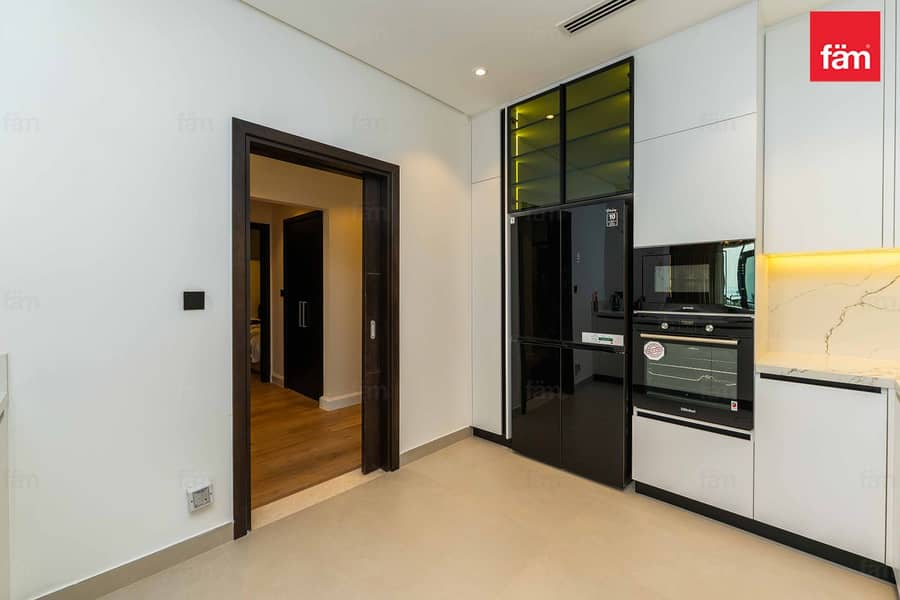 Full Yacht & Marina Club View | Full Skyline View - Image 8