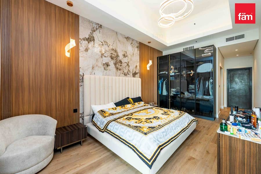 Full Yacht & Marina Club View | Full Skyline View - Image 9