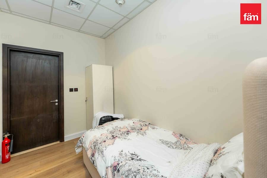 Full Yacht & Marina Club View | Full Skyline View - Image 17