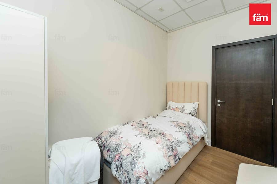 Full Yacht & Marina Club View | Full Skyline View - Image 18