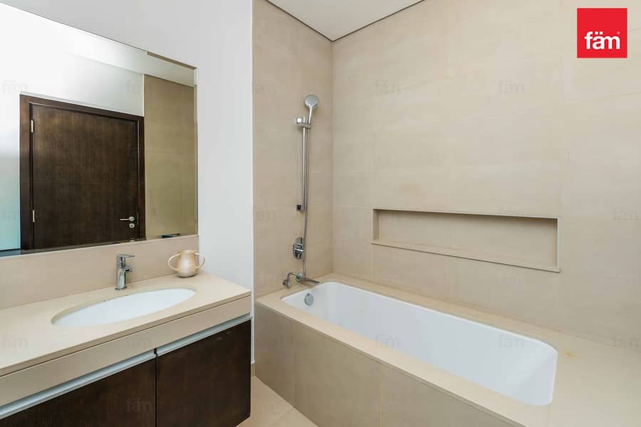 Full Yacht & Marina Club View | Full Skyline View - Image 21