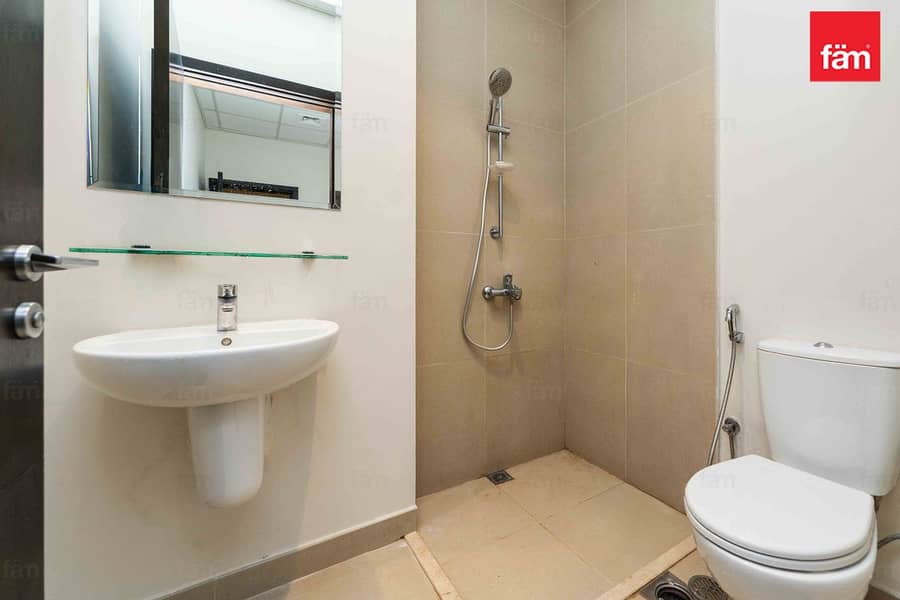 Full Yacht & Marina Club View | Full Skyline View - Image 23