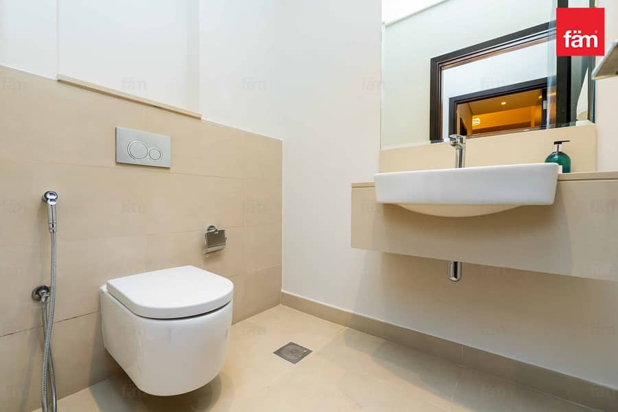 Full Yacht & Marina Club View | Full Skyline View - Image 24