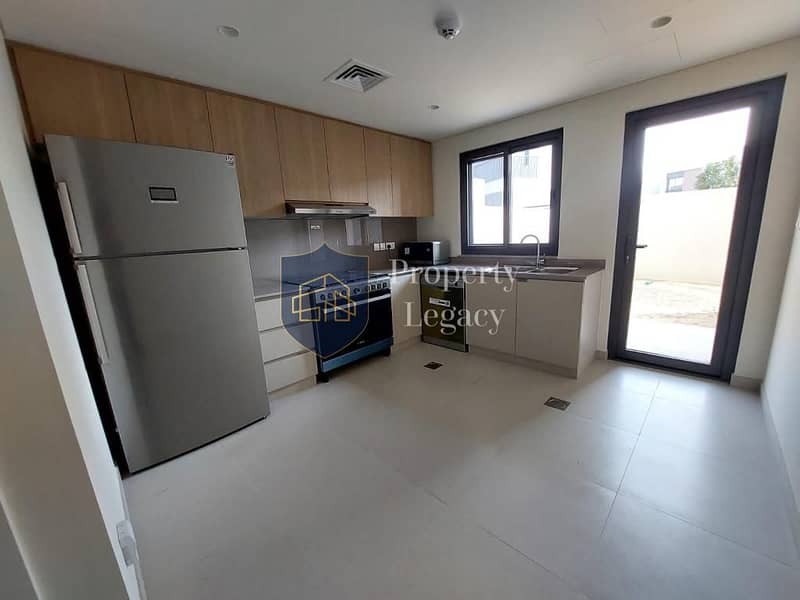 Community View | Spacious | Vacant - Image 6