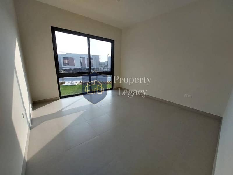 Community View | Spacious | Vacant - Image 7