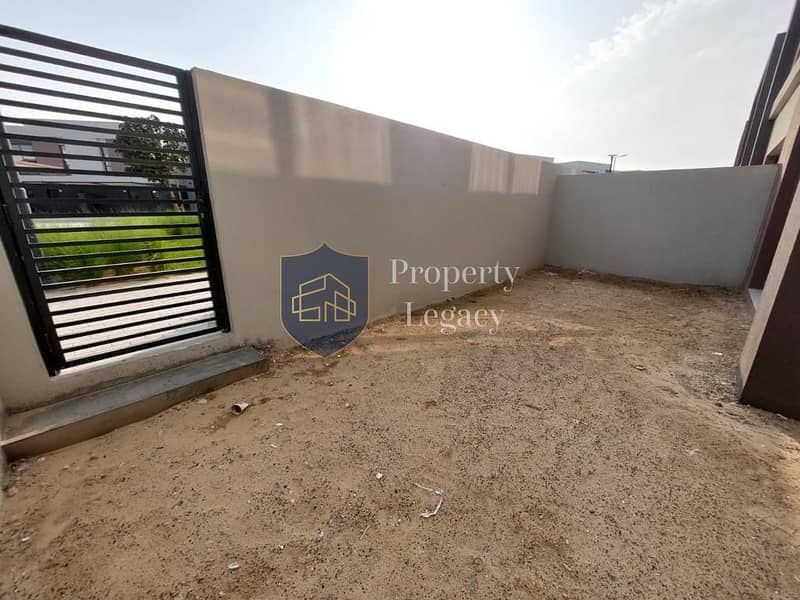 Community View | Spacious | Vacant - Image 11