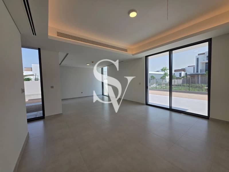 Corner Unit |Close to Market |On the Pool and Park