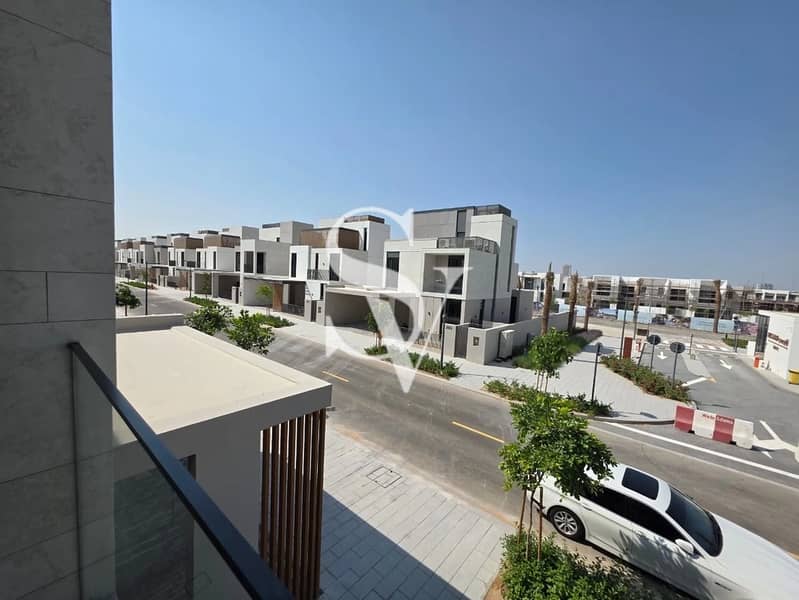 Corner Unit |Close to Market |On the Pool and Park