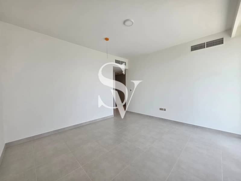 Corner Unit |Close to Market |On the Pool and Park