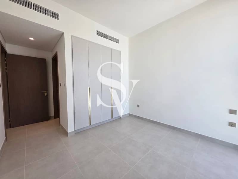 Corner Unit |Close to Market |On the Pool and Park - Image 18